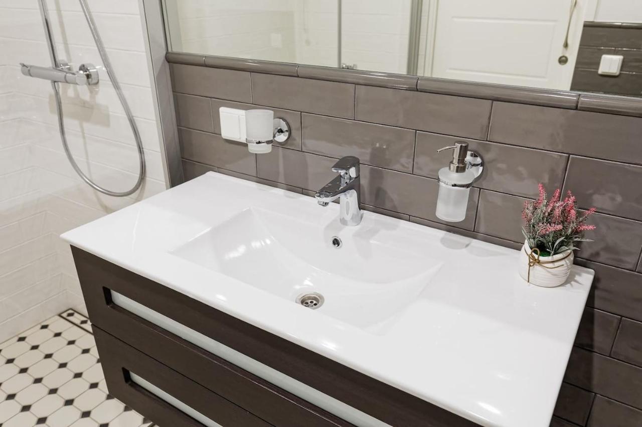 Central Apartments, Quiet With Free Parking And Ac. Talin Exterior foto